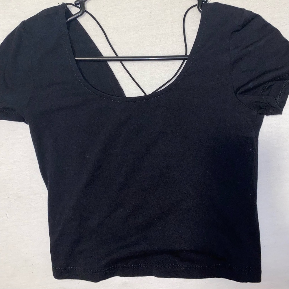 Black strappy back cropped tee 🤍